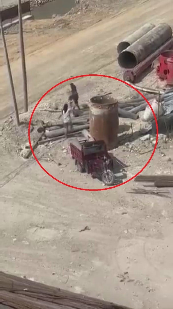 HATAY’IN ANTAKYA İLÇESİNDE ELEKTRİK MOTOSİKLETİYLE GELEN 2 ŞAHIS, İNŞAAT ALANINDA BULUNAN DEMİR...