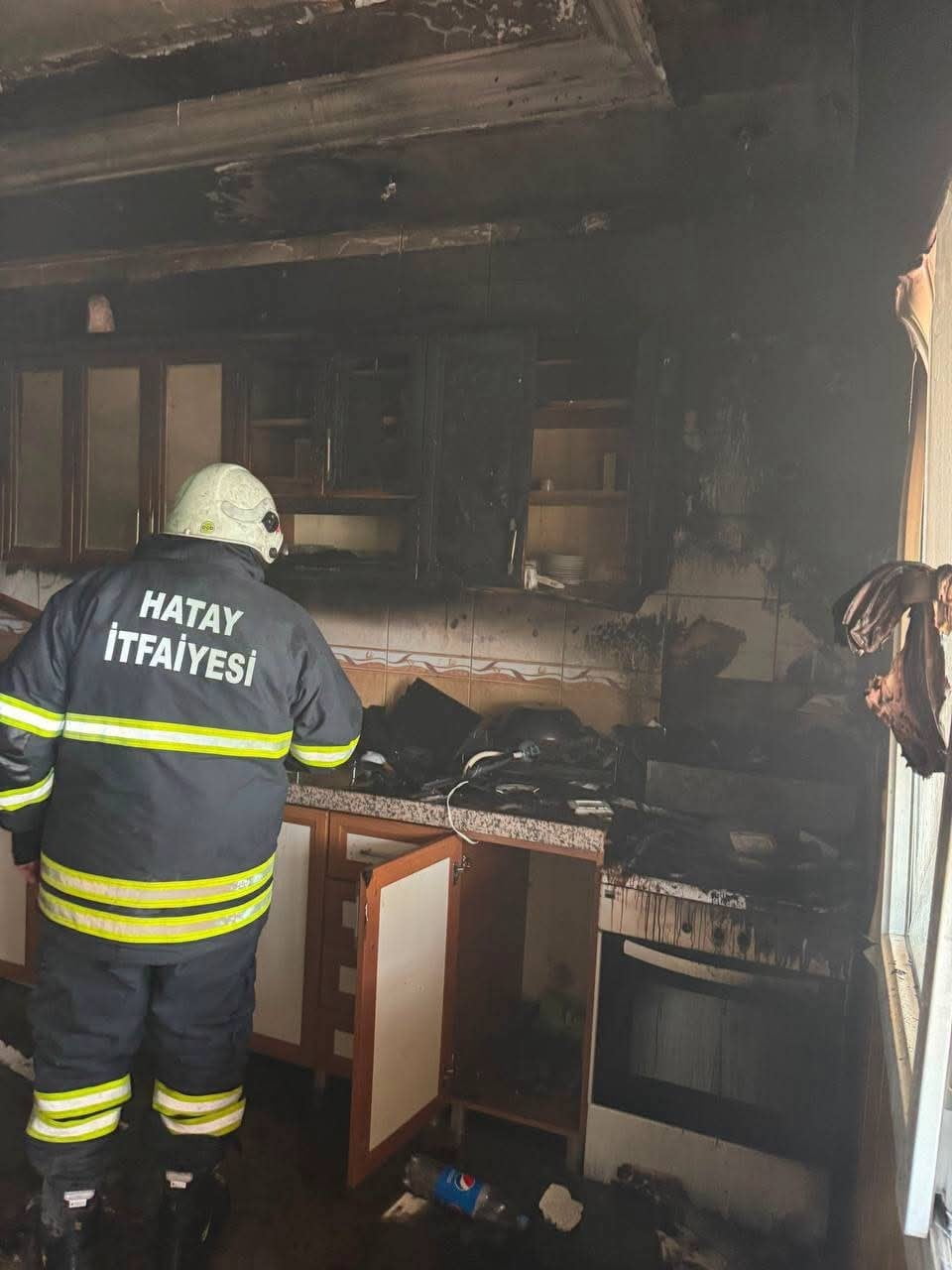 HATAY’IN ARSUZ İLÇESİNDE EVDE ÇIKAN YANGIN KISA SÜREDE KONTROL ALTINA ALINDI