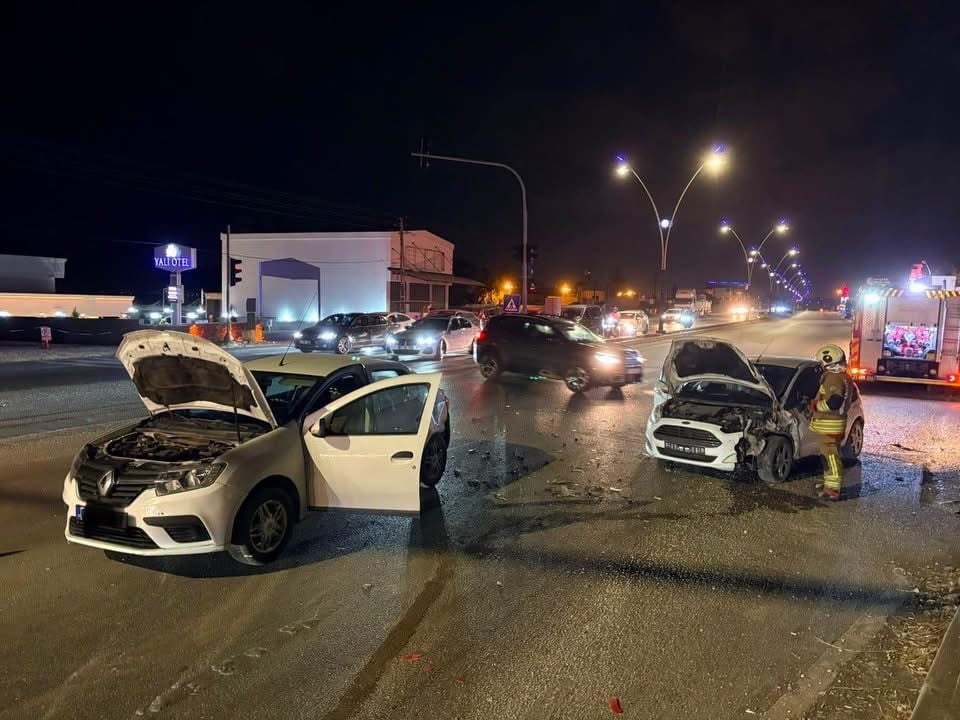 HATAY’IN ARSUZ İLÇESİNDE MEYDANA GELEN TRAFİK KAZASINDA YARALANAN 2 KİŞİ EKİPLERİN MÜDAHALESİYLE...