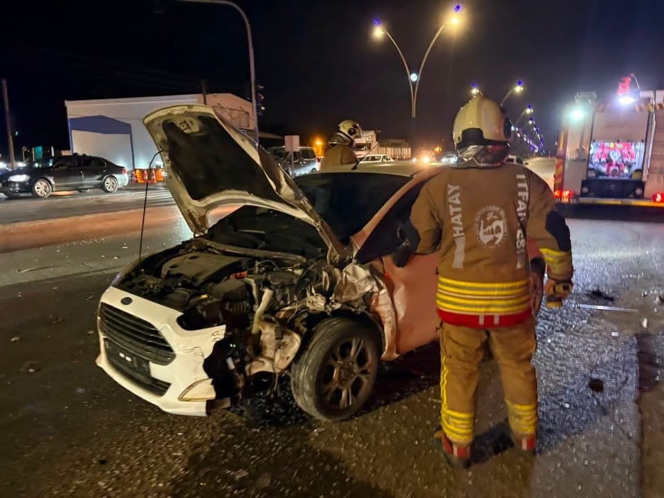 HATAY’IN ARSUZ İLÇESİNDE MEYDANA GELEN TRAFİK KAZASINDA YARALANAN 2 KİŞİ EKİPLERİN MÜDAHALESİYLE...