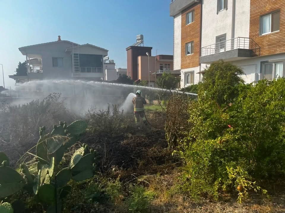 HATAY’IN ARSUZ İLÇESİNDE OTLUK ALANDA ÇIKAN YANGIN, İTFAİYE EKİPLERİNİN MÜDAHALESİYLE KONTROL...