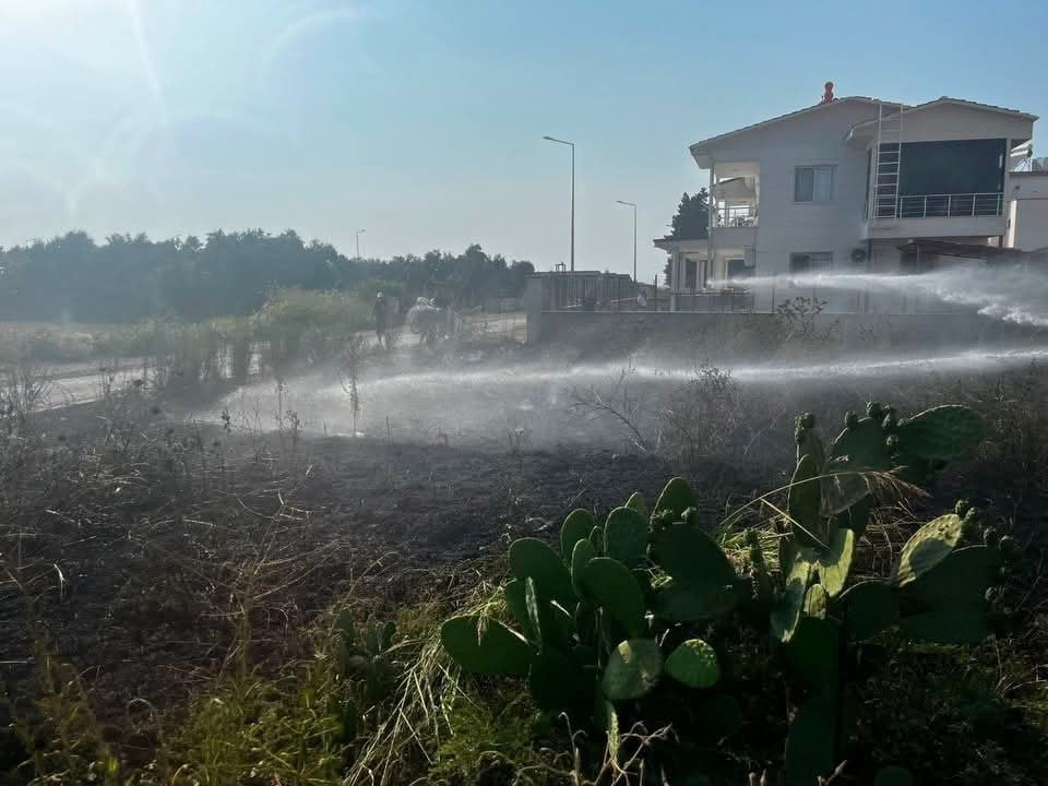 HATAY’IN ARSUZ İLÇESİNDE OTLUK ALANDA ÇIKAN YANGIN, İTFAİYE EKİPLERİNİN MÜDAHALESİYLE KONTROL...