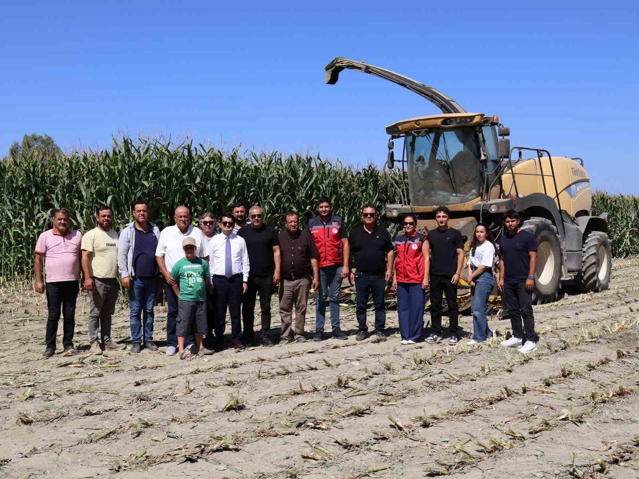 HATAY’IN ARSUZ İLÇESİNDE SİLAJLIK MISIR HASADI BAŞLADI. ARSUZ KAYMAKAMI FATİH EROĞLU, AKÇALI...
