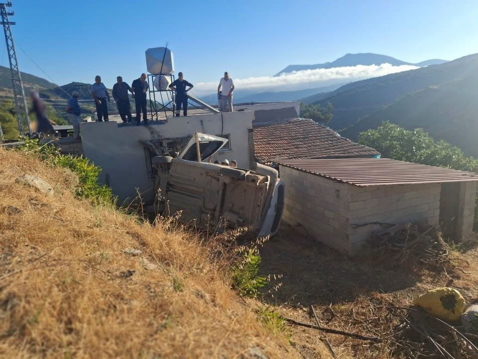 HATAY’IN BELEN İLÇESİNDE EVİN BAHÇESİNE UÇAN HAFİF TİCARİ ARACIN ŞOFÖRÜ YARALANDI.