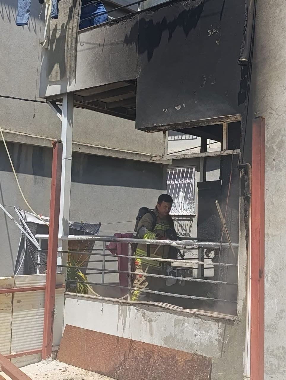 HATAY’IN DEFNE İLÇESİ HARBİYE MAHALLESİ’NDE MEYDANA GELEN EV YANGINI, EKİPLERİN HIZLI...