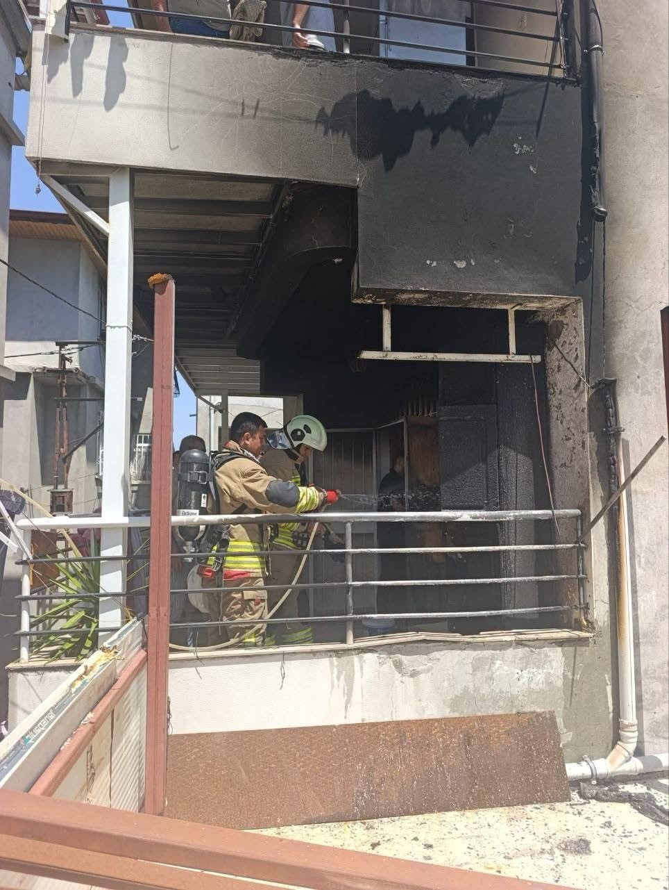 HATAY’IN DEFNE İLÇESİ HARBİYE MAHALLESİ’NDE MEYDANA GELEN EV YANGINI, EKİPLERİN HIZLI...