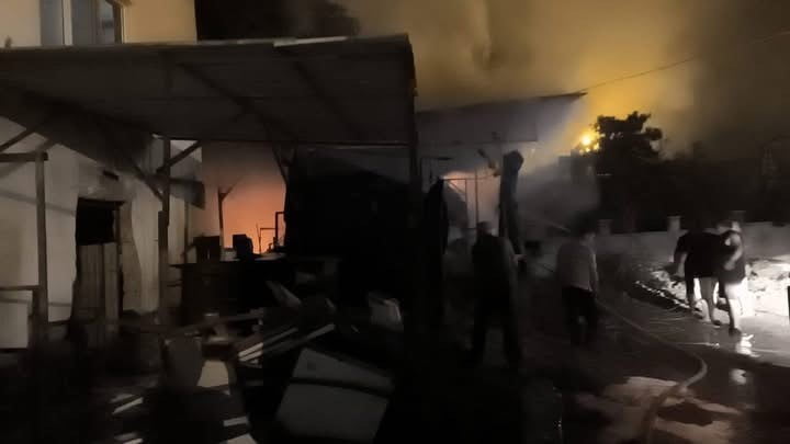 HATAY’IN DÖRTYOL İLÇESİNDE ÇIKAN SAMANLIK YANGINI İTFAİYE EKİPLERİNİN MÜDAHALESİYLE...