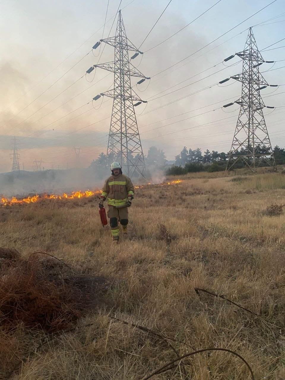 HATAY’IN ERZİN İLÇESİ GÖKDERE MAHALLESİ’NDE ÇIKAN TRAFO VE OTLUK ALAN YANGINI, EKİPLERİN...