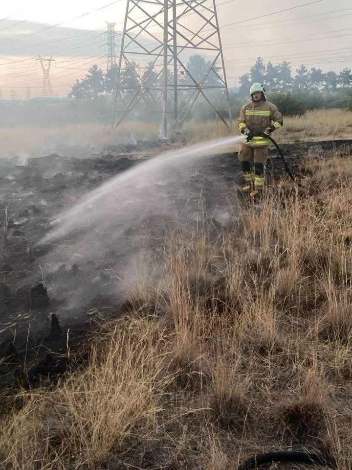 HATAY’IN ERZİN İLÇESİ GÖKDERE MAHALLESİ’NDE ÇIKAN TRAFO VE OTLUK ALAN YANGINI, EKİPLERİN...