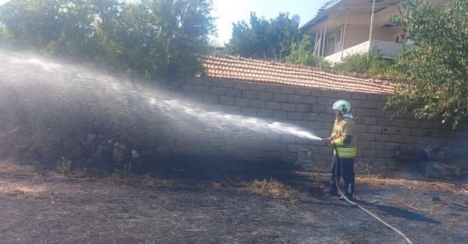 HATAY’IN HASSA İLÇESİNDE BAHÇEDE ÇIKAN YANGIN, İTFAİYE EKİPLERİNİN HIZLI MÜDAHALESİYLE GENİŞ ALANA...