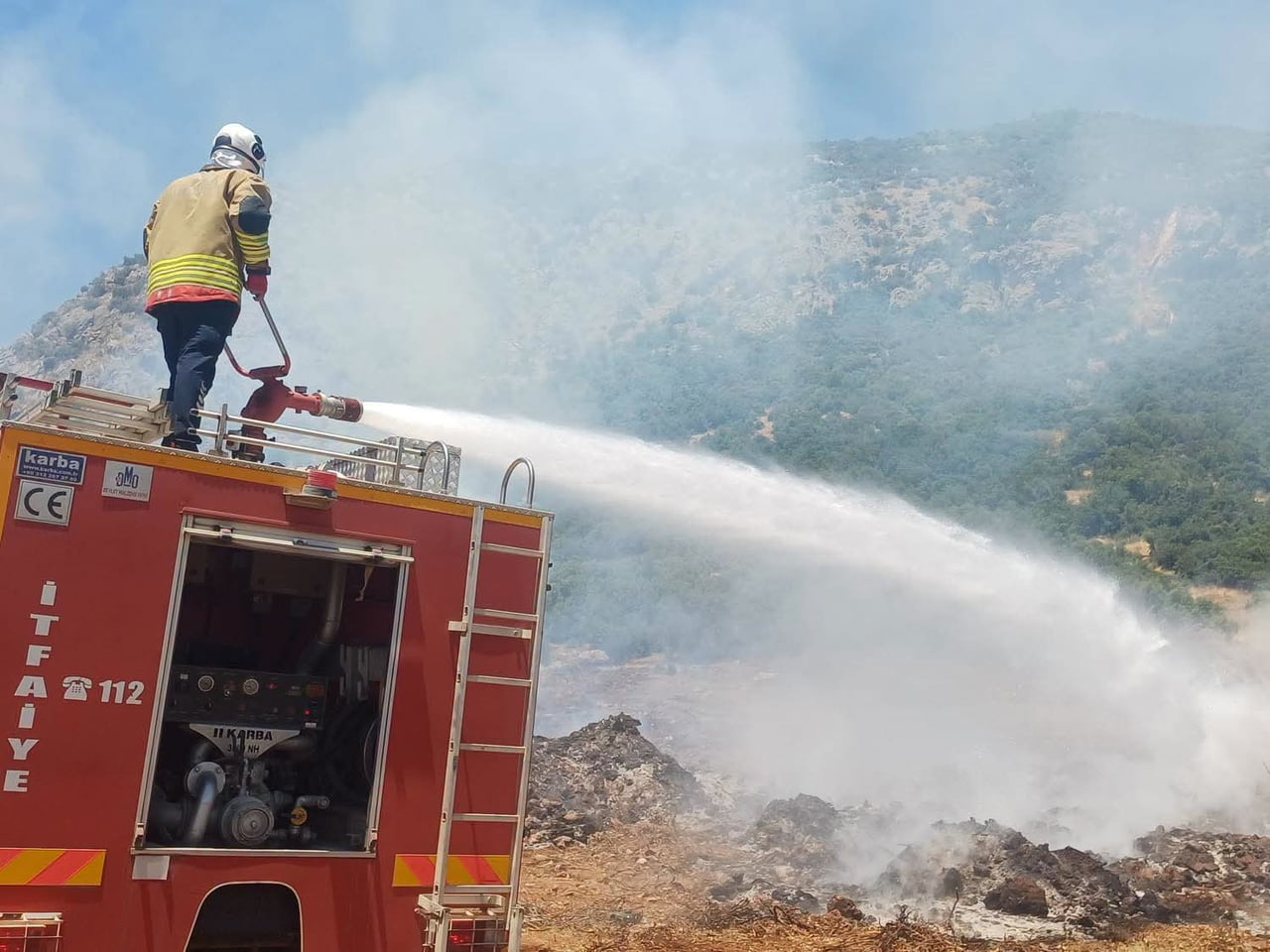 HATAY’IN HASSA İLÇESİNDE OTLUK  ALANDA ÇIKAN YANGIN, İTFAİYE EKİPLERİNİN HIZLI MÜDAHALESİYLE DİĞER...