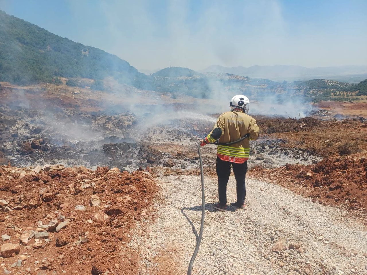 HATAY’IN HASSA İLÇESİNDE OTLUK  ALANDA ÇIKAN YANGIN, İTFAİYE EKİPLERİNİN HIZLI MÜDAHALESİYLE DİĞER...