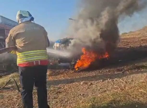 HATAY’IN HASSA İLÇESİNDE TARLA SÜRÜMÜ ESNASINDA ALEV ALAN TRAKTÖR, İTFAİYE EKİPLERİNİN...