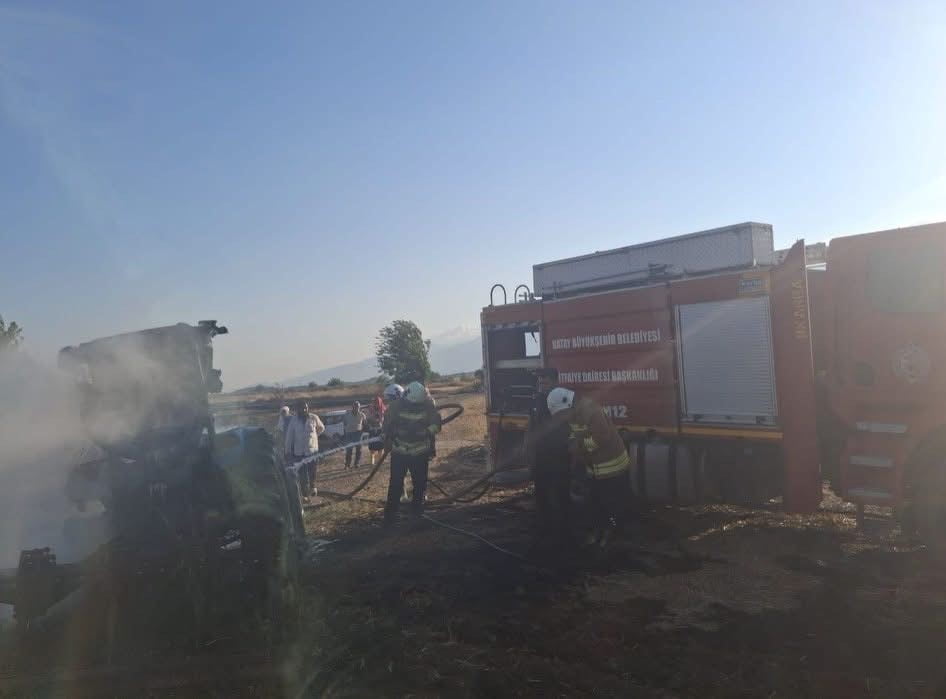 HATAY’IN HASSA İLÇESİNDE TARLA SÜRÜMÜ ESNASINDA ALEV ALAN TRAKTÖR, İTFAİYE EKİPLERİNİN...