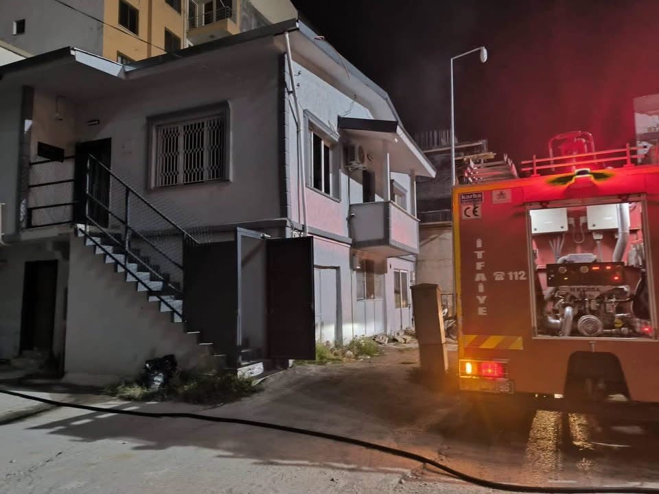 HATAY’IN İSKENDERUN İLÇESİ BARBAROS MAHALLESİ’NDE BİR İŞ YERİNİN DEPOSUNDA ÇIKAN YANGIN, EKİPLERİN...