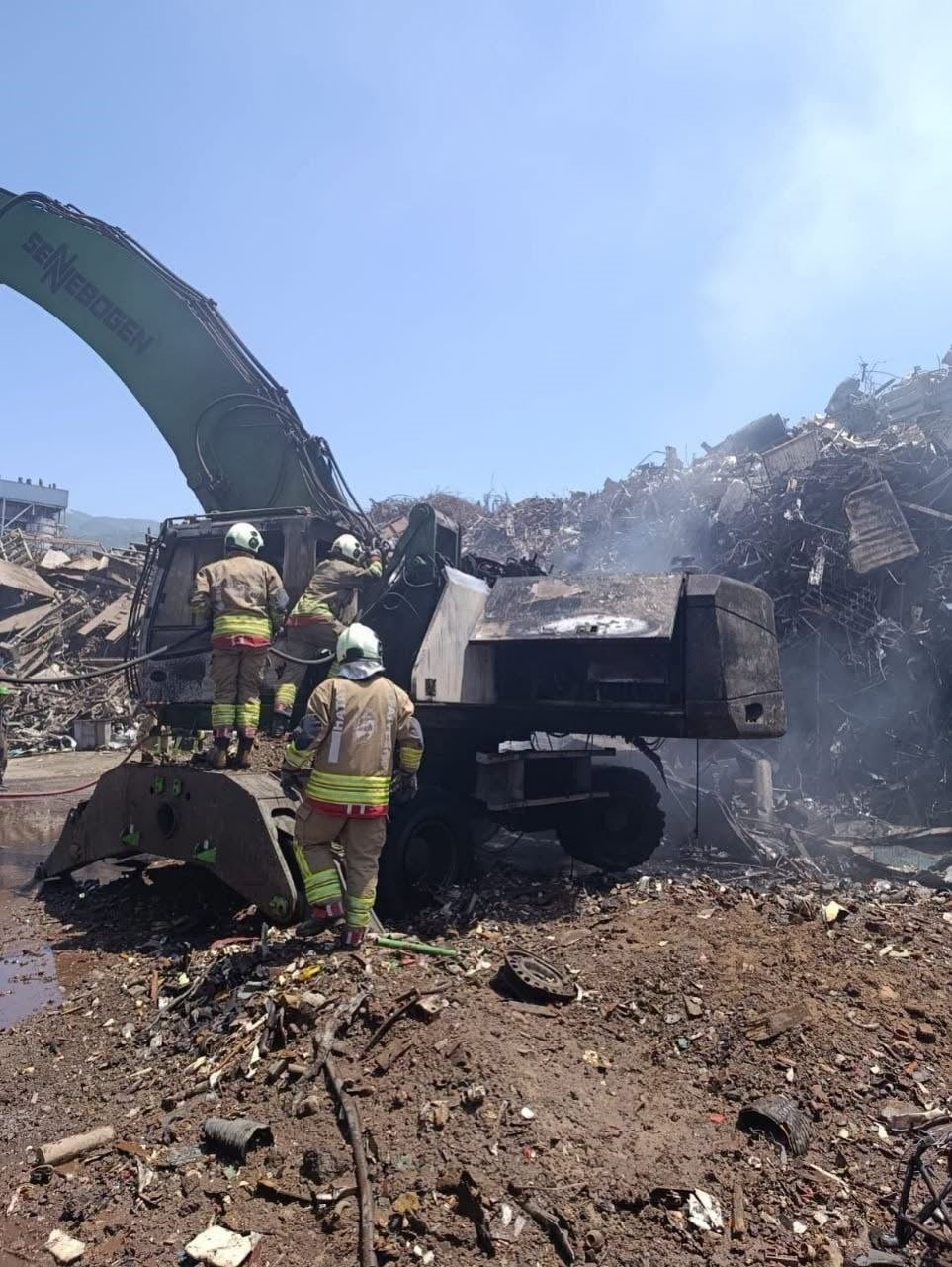 HATAY’IN İSKENDERUN İLÇESİNDE BULUNAN ORGANİZE SANAYİ BÖLGESİ’NDE (OSB) İŞ MAKİNESİNDE YANGIN...