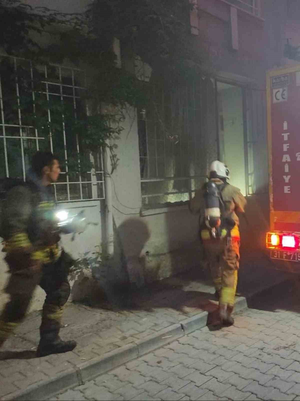 HATAY’IN İSKENDERUN İLÇESİNDE EVDE ÇIKAN YANGIN KISA SÜREDE KONTROL ALTINA ALINDI