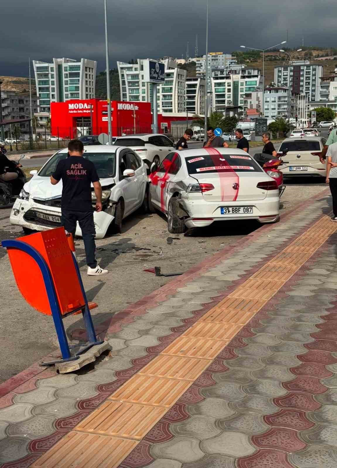 HATAY’IN İSKENDERUN İLÇESİNDE GELİN ARABASI OTOMOBİL ÇARPIŞTI. GELİN VE DAMAT ADAYININ ARAÇTA...