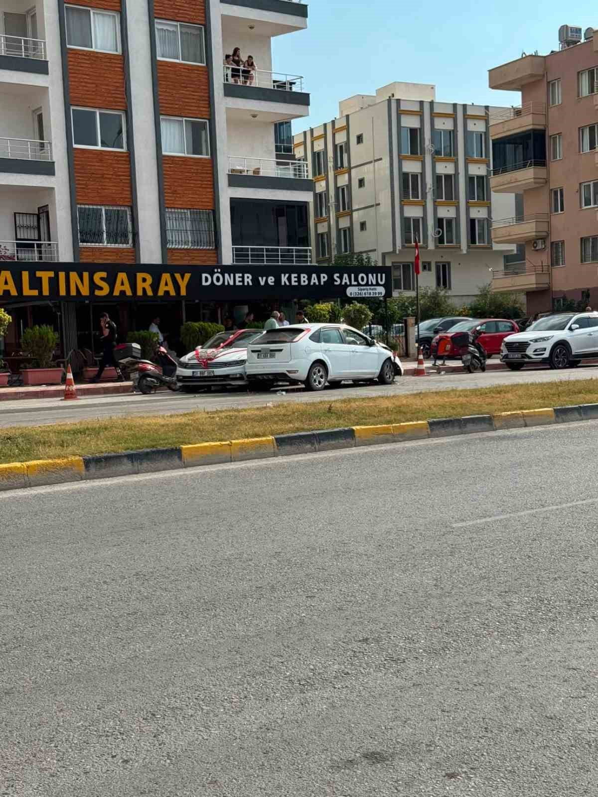 HATAY’IN İSKENDERUN İLÇESİNDE GELİN ARABASI OTOMOBİL ÇARPIŞTI. GELİN VE DAMAT ADAYININ ARAÇTA...