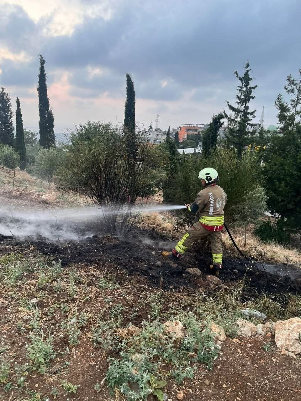 HATAY’IN İSKENDERUN İLÇESİNDE OTLUK ALANDA ÇIKAN YANGIN, İTFAİYE EKİPLERİNİN MÜDAHALESİYLE KONTROL...