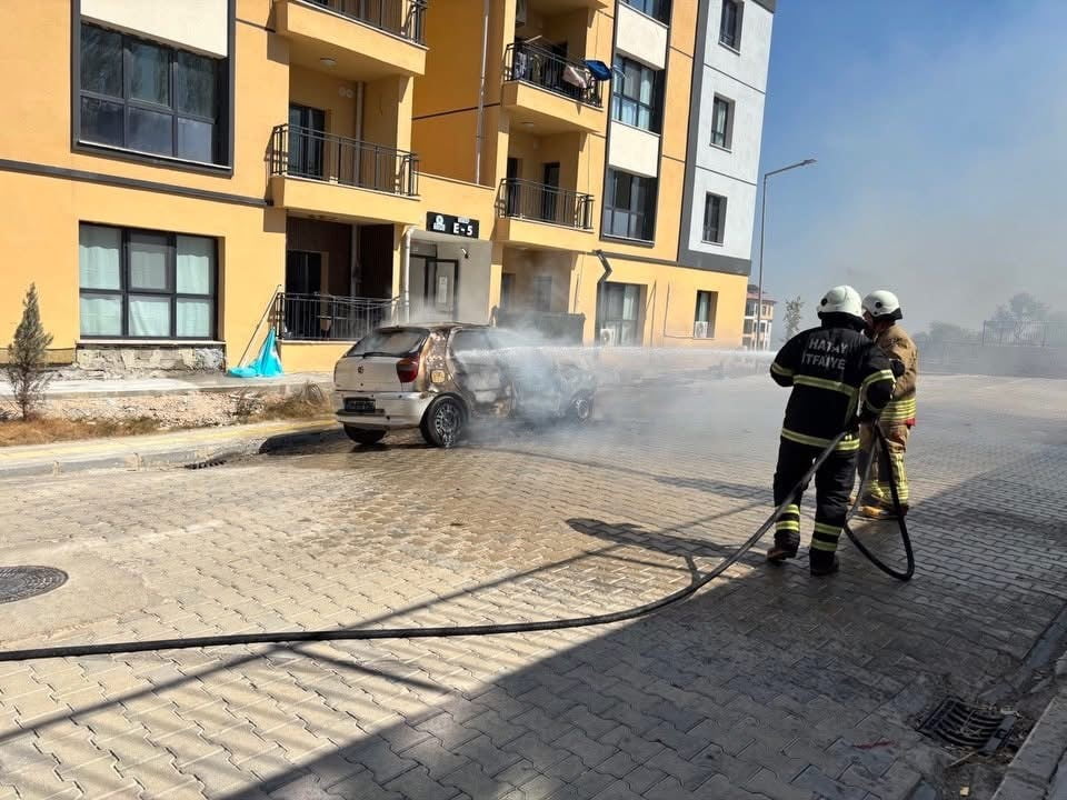 HATAY’IN KIRIKHAN İLÇESİ KURTLUSOĞUKSU MAHALLESİ’NDE ÇIKAN ARAÇ YANGINI, EKİPLERİN HIZLI...