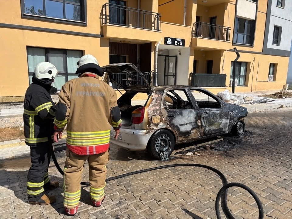 HATAY’IN KIRIKHAN İLÇESİ KURTLUSOĞUKSU MAHALLESİ’NDE ÇIKAN ARAÇ YANGINI, EKİPLERİN HIZLI...
