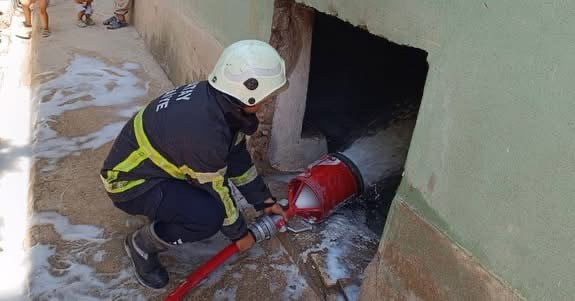 HATAY’IN KIRIKHAN İLÇESİ YENİ MAHALLE’DE ÇIKAN ODUNLUK YANGINI, EKİPLERİN MÜDAHALESİYLE BÜYÜMEDEN...