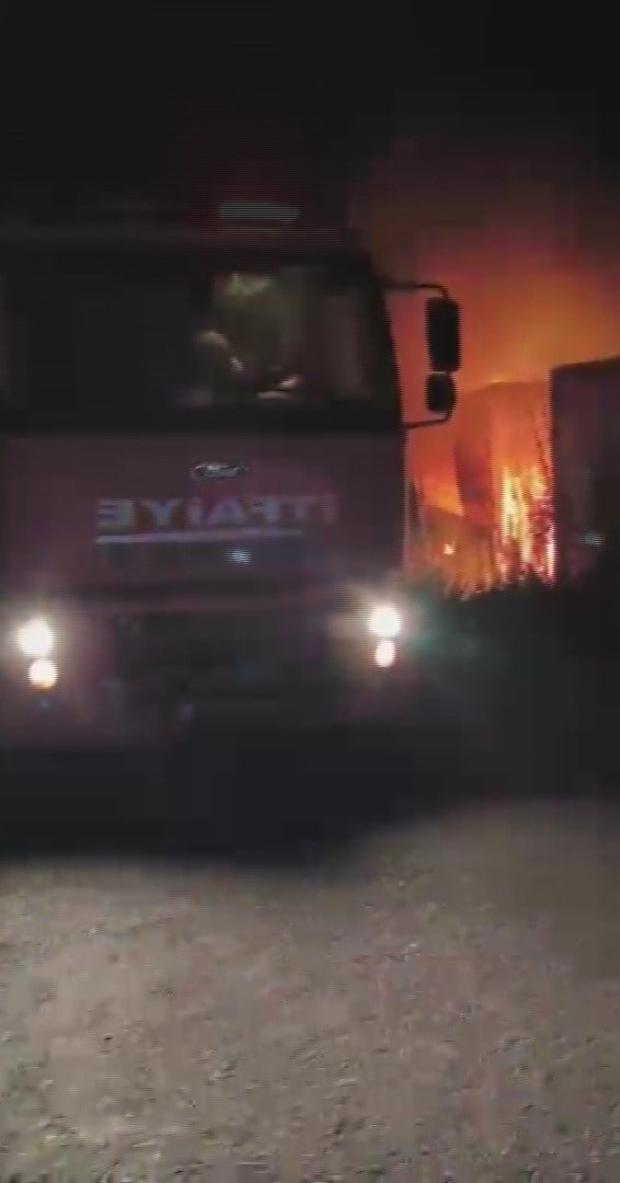 HATAY’IN KIRIKHAN İLÇESİNDE ALEVLERE TESLİM OLAN KONTEYNER, YANARAK KULLANILAMAZ HALE GELDİ.