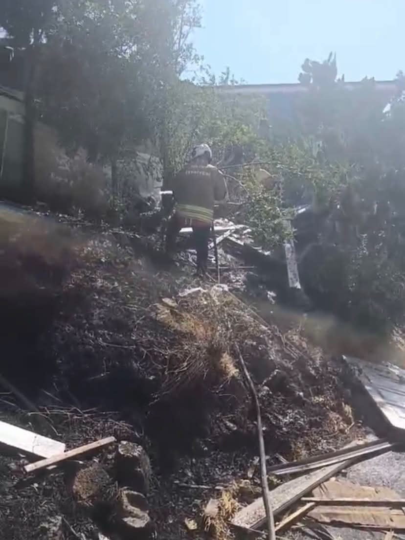 HATAY’IN KIRIKHAN İLÇESİNDE BAHÇEDE ÇIKAN YANGIN, İTFAİYE EKİPLERİNİN HIZLI MÜDAHALESİYLE GENİŞ...