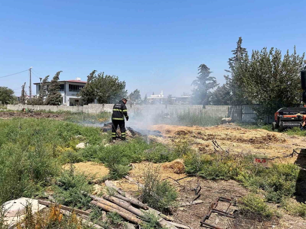 HATAY’IN KIRIKHAN İLÇESİNDE MEYDANA GELEN SAMANLIK YANGINI GENİŞ ALANA SIÇRAMADAN İTFAİYE EKİPLERİ...