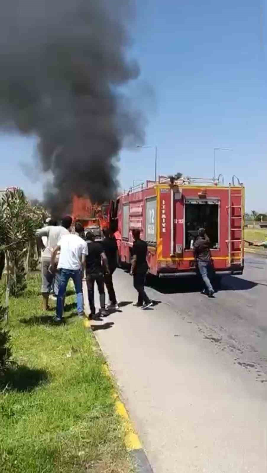 HATAY’IN KIRIKHAN İLÇESİNDE SEYİR HALİNDE OLAN PİKAP, ALEVLERE TESLİM OLDU.