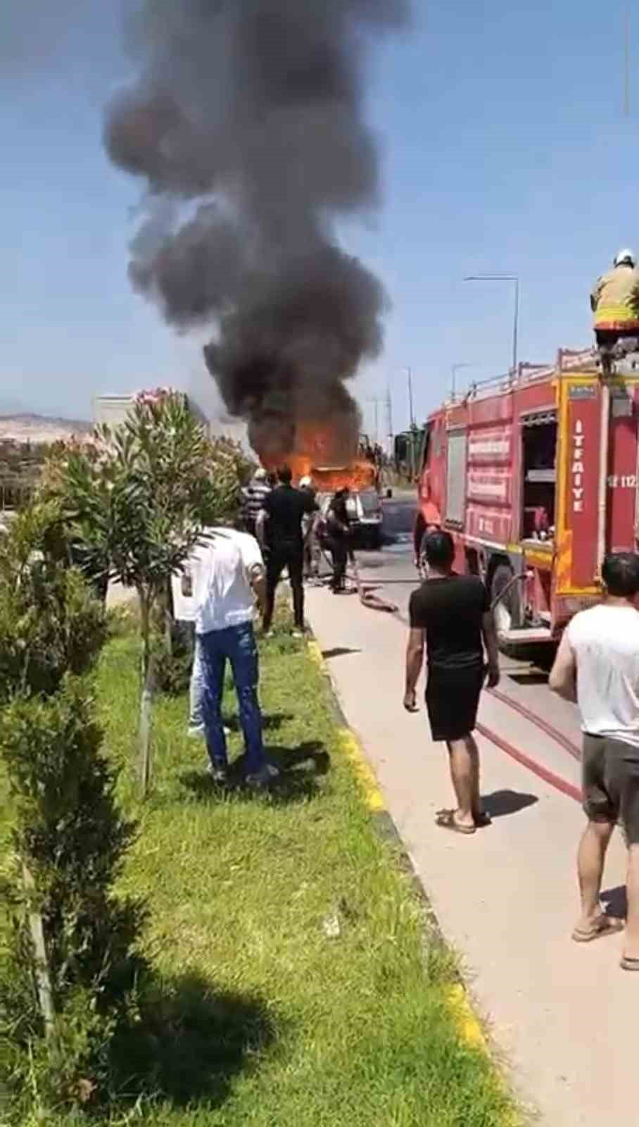 HATAY’IN KIRIKHAN İLÇESİNDE SEYİR HALİNDE OLAN PİKAP, ALEVLERE TESLİM OLDU.