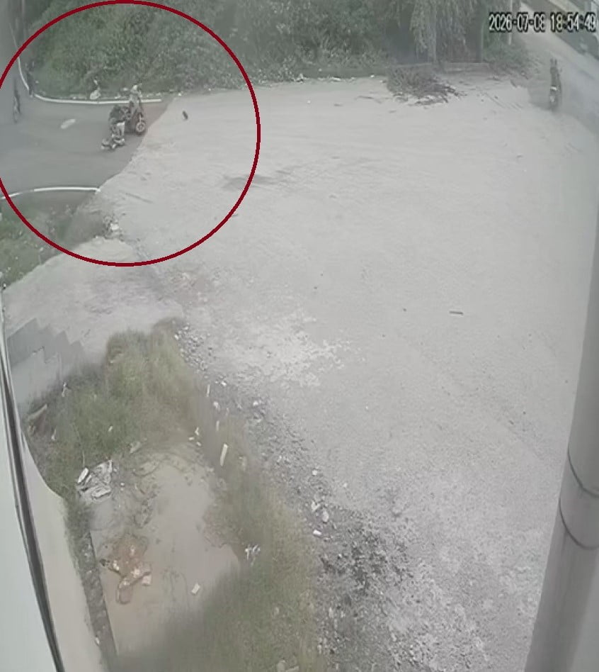 HATAY’IN PAYAS İLÇESİNDE MOTOSİKLET SÜRÜCÜSÜ İLE BİSİKLETLİ ÇOCUĞUN ÇARPIŞTIĞI ANLAR KAMERAYA...