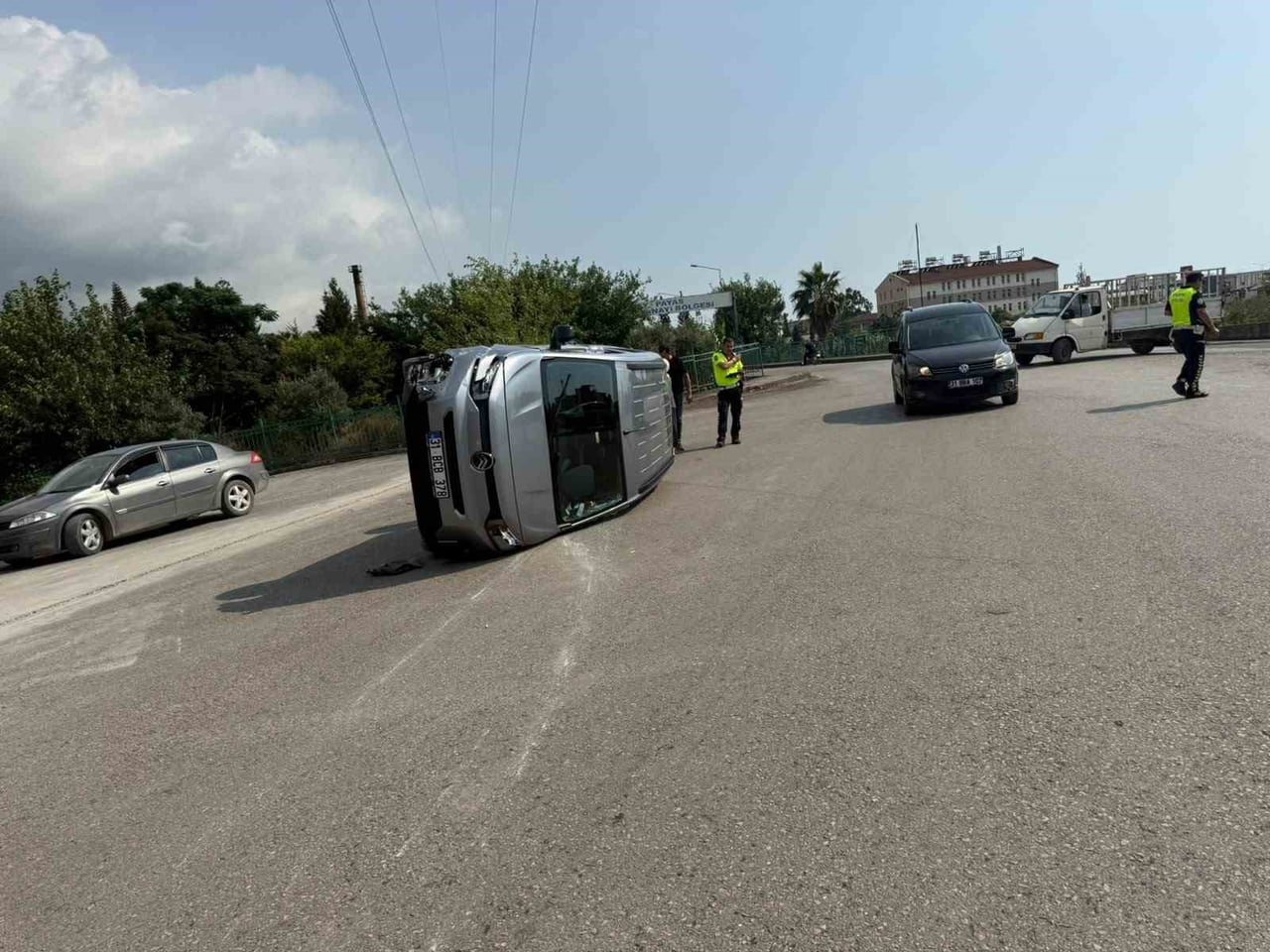 HATAY’IN PAYAS İLÇESİNDE OTOMOBİLLE ÇARPIŞMASIYLA TAKLA ATAN OTOMOBİL SÜRÜCÜSÜ...