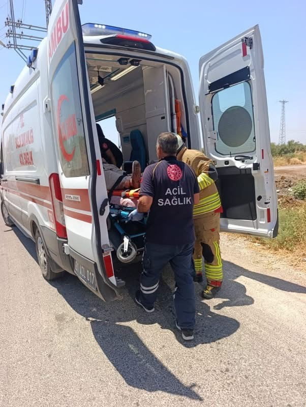 HATAY’IN REYHANLI İLÇESİ KARAHÜYÜK MAHALLESİ’NDE MEYDANA GELEN TRAFİK KAZASINDA YARALANAN...