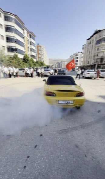 HATAY’IN REYHANLI İLÇESİNDE DÜĞÜNDE DAVUL ZURNA EŞLİĞİNDE DRİFT ATARAK ŞOV YAPAN SÜRÜCÜYE 156 BİN...