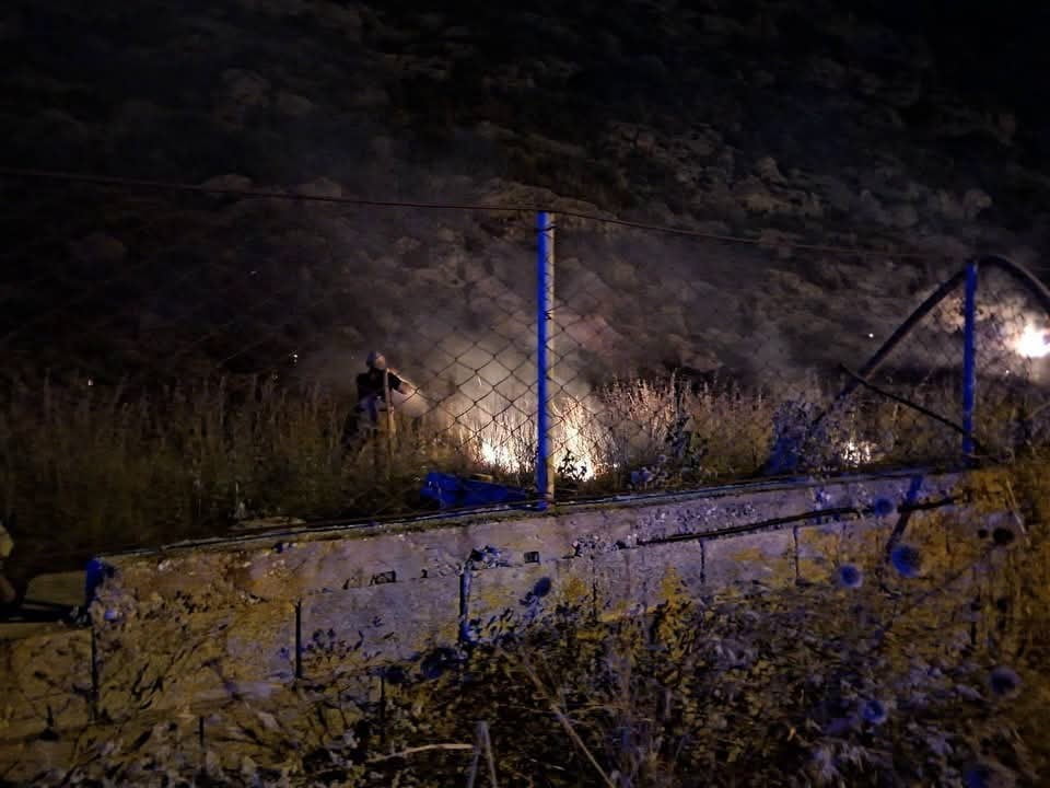 HATAY’IN SAMANDAĞ İLÇESİNDE MAKİLİK ALANDA ÇIKAN YANGIN İTFAİYE EKİPLERİ TARAFINDAN...