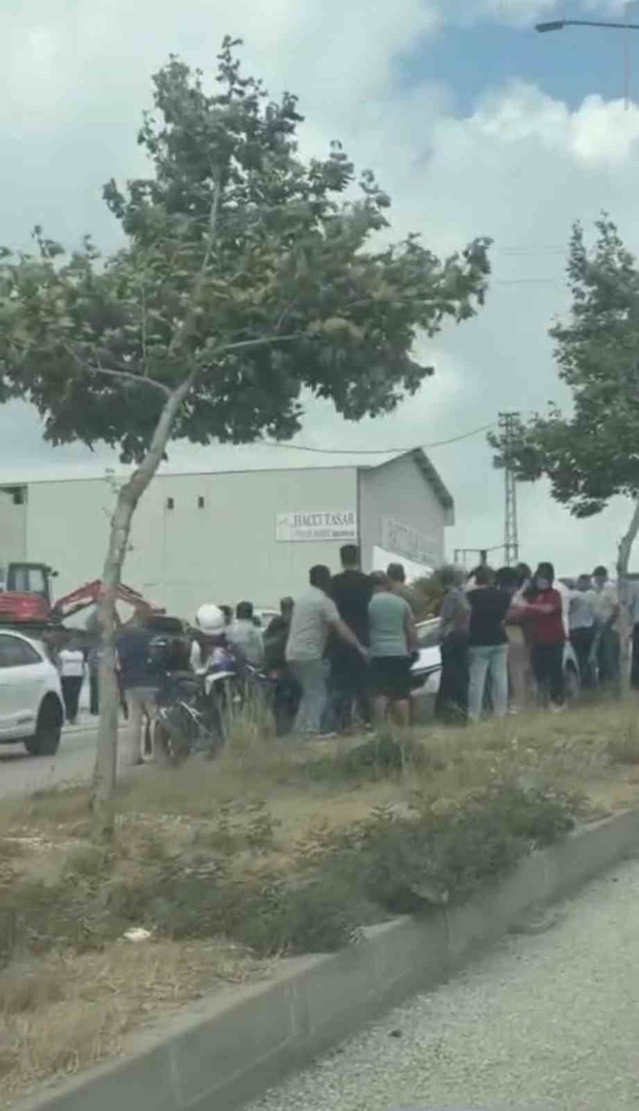 HATAY’IN SAMANDAĞ İLÇESİNDE TAZİYEYE GİTMEK İÇİN KARŞIDAN KARŞIYA GEÇMEK İSTEYEN 70 YAŞINDAKİ...
