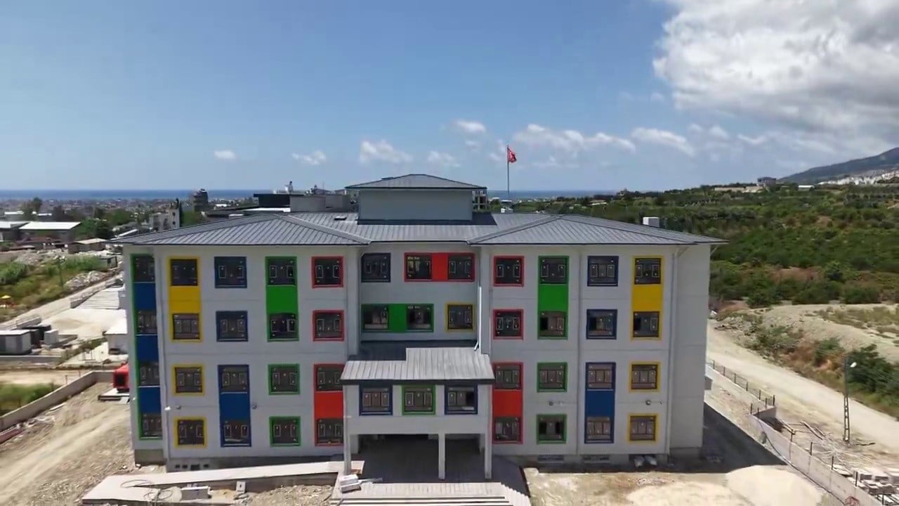 HATAY’IN SAMANDAĞ İLÇESİNE İNŞA EDİLEN YÜKSEL ACUN ANADOLU LİSESİ’NİN 24 DERSLİKLİ OKUL BİNASINDA...