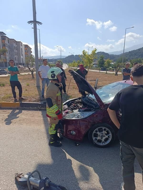 HATAY’IN YAYLADAĞI İLÇESİ TUTLUBAHÇE MAHALLESİ’NDE MEYDANA GELEN TRAFİK KAZASINDA YARALANAN 6...