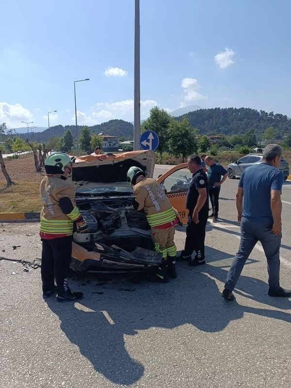 HATAY’IN YAYLADAĞI İLÇESİ TUTLUBAHÇE MAHALLESİ’NDE MEYDANA GELEN TRAFİK KAZASINDA YARALANAN 6...