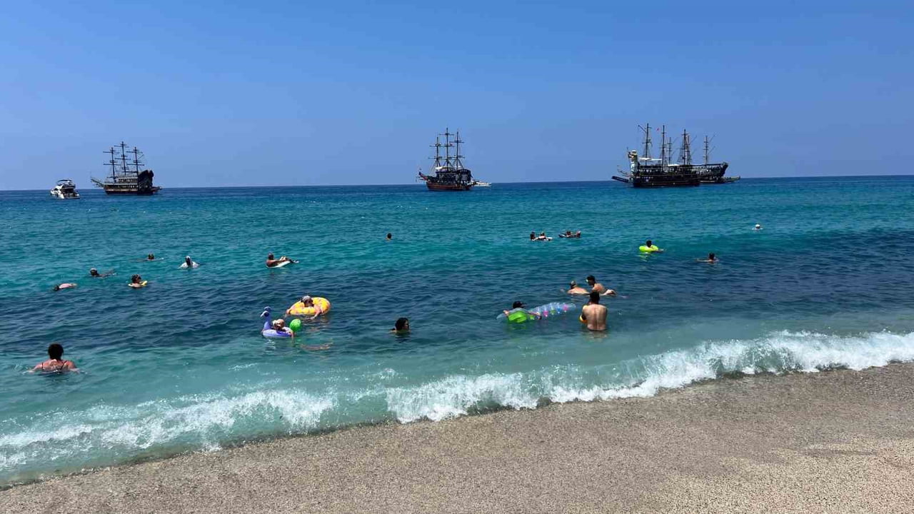 HAVA SICAKLIĞININ 33 DERECEYE, DENİZ SUYU SICAKLIĞININ İSE 29 DERECEYE ULAŞTIĞI ANTALYA'NIN ALANYA...