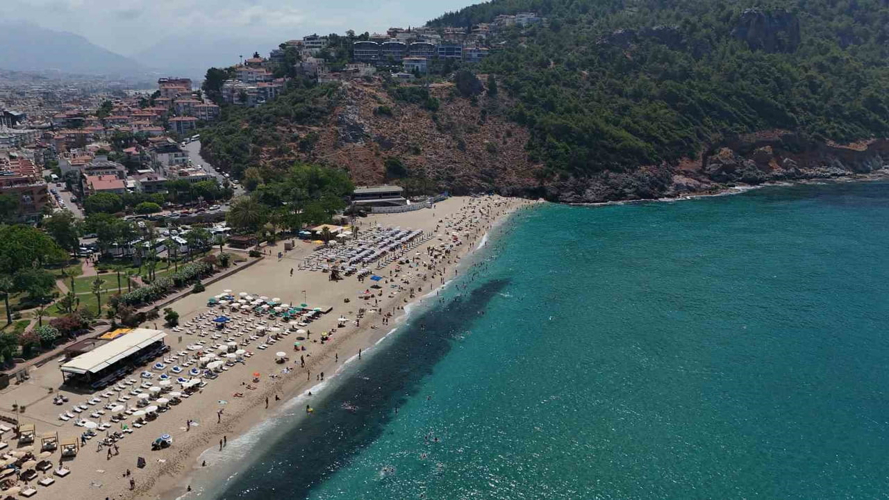 HAVA SICAKLIĞININ 33 DERECEYE, DENİZ SUYU SICAKLIĞININ İSE 29 DERECEYE ULAŞTIĞI ANTALYA'NIN ALANYA...