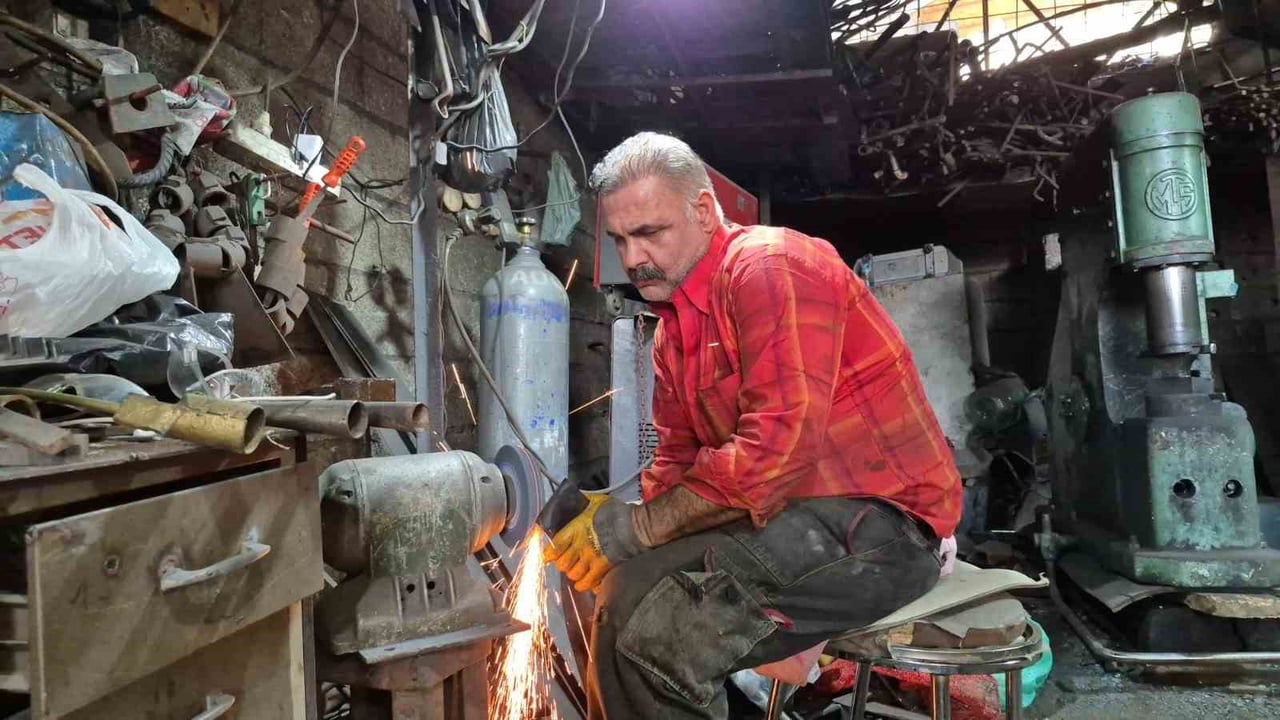 HAVA SICAKLIĞININ 40 DERECEDEN FAZLA OLDUĞU ADIYAMAN’DA KAVURUCU YAZ GÜNLERİNDE DEMİR USTASI BABA...