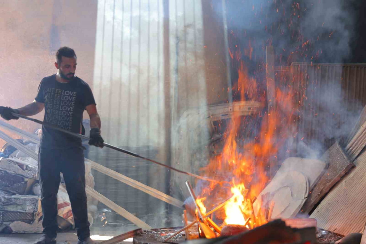HAVA SICAKLIĞININ 40 DERECEYİ AŞTIĞI KENTTE, ERİTME OCAKLARININ KARŞISINDA GÖREV YAPAN İŞÇİLER...