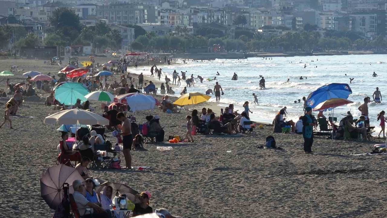 HAVA SICAKLIKLARININ ARTMASIYLA BİRLİKTE SAMSUN'UN ATAKUM SAHİLİ DOLUP TAŞTI. SERİNLEMEK İSTEYEN...