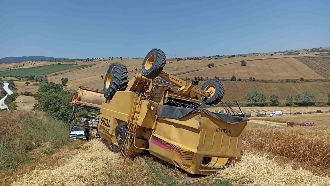HAVZA İLÇESİNDE TARLADA KONTROLDEN ÇIKARAK DEVRİLEN BİÇERDÖVERİN OPERATÖRÜ YARALANDI.