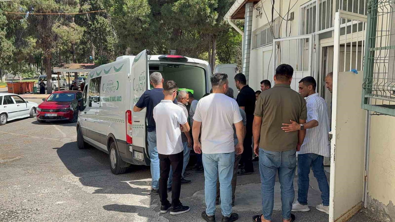 HAYATINI KAYBEDEN ÇOCUĞUN CENAZESİ, SABAH SAATLERİNDE GAZİANTEP ADLİ TIP KURUMUNDA TAMAMLANAN...