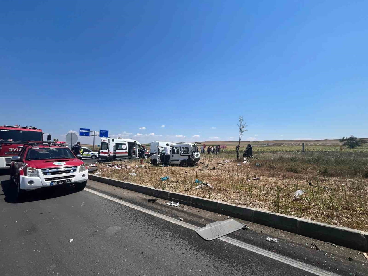 HAYRABOLU İLÇESİNDE KAMYON İLE OTOMOBİLİN ÇARPIŞTIĞI KAZADA 2 KİŞİ HAYATINI KAYBETTİ, 3 KİŞİ...