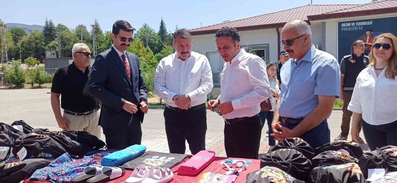 HEDİYE DAĞITIM PROGRAMINDAİLÇE YETKİLİLERİ HAZIR BULUNDU